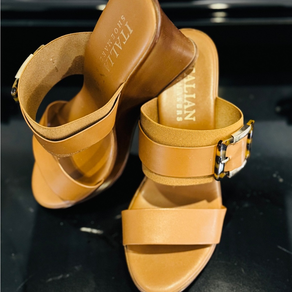 Italian Shoemakers Women's Tan Sandals 🤩